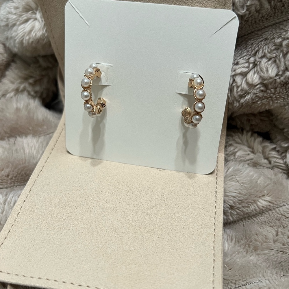 Elegant Gold and Pearl Hoop Earrings